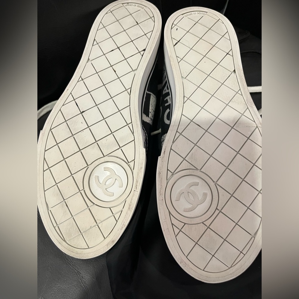 Pre loved Chanel black and white graffiti, logo lowtop sneakers, (39). - Picture 9 of 12